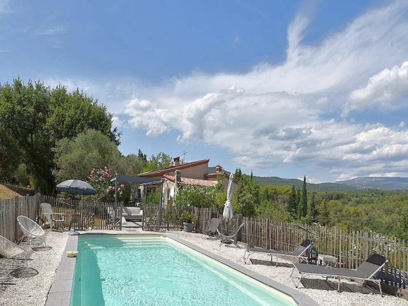 Tourrettes – Villa avec dépendance, piscine et vue