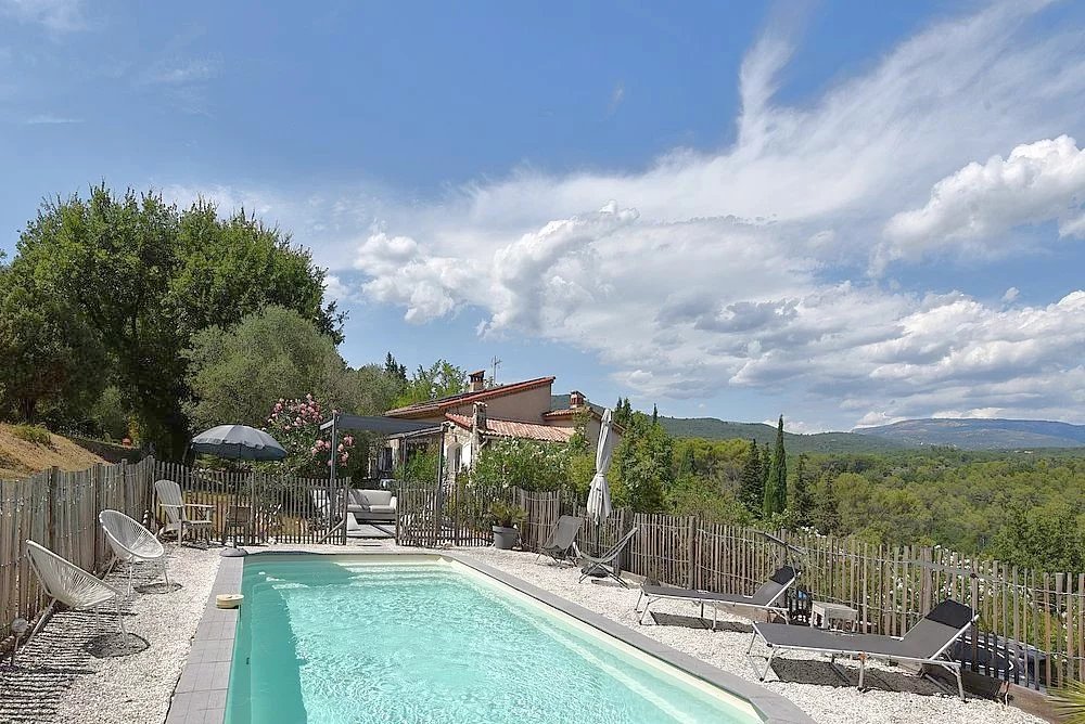 Maison avec piscine, double garage et 5 000 m²