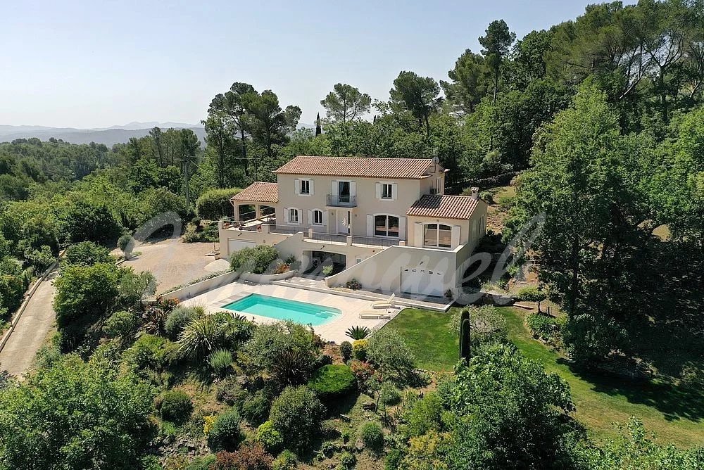 Seillans – Villa provençale 230 m² avec 4 chambres et piscine intérieure chauffée