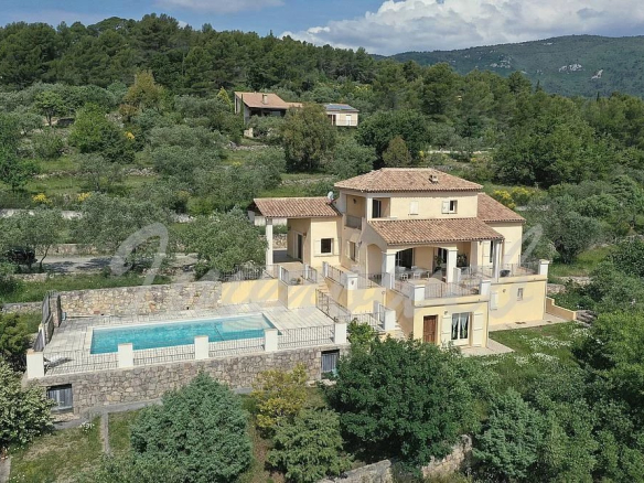 Seillans – Villa 200 m² avec vue dégagée, piscine, appartement indépendant