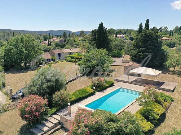Bagnols-en-Forêt – Ancienne bergerie de caractère avec piscine, oliveraie et dépendances