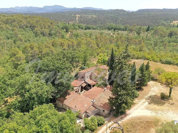 Fayence – Rare 26-hectare estate with 3 stone buildings to renovate