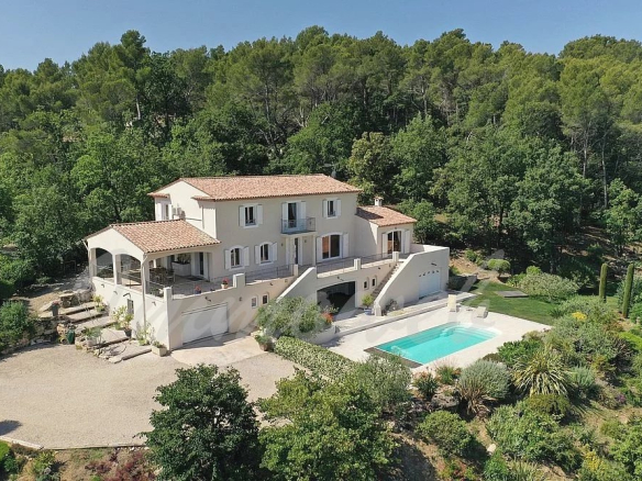 Vue panoramique d'une villa provençale avec piscine et jardin à Seillans.