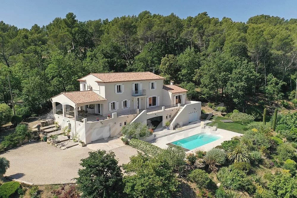 Vue panoramique d'une villa provençale avec piscine et jardin à Seillans.