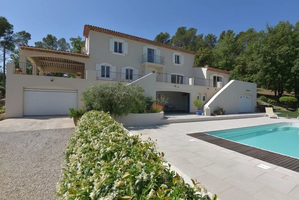 Villa provençale de 270 m² avec piscine et jardin, vue panoramique sur la campagne à Seillans.