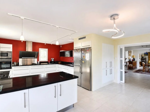 Cuisine moderne d'une villa provençale avec des équipements haut de gamme.