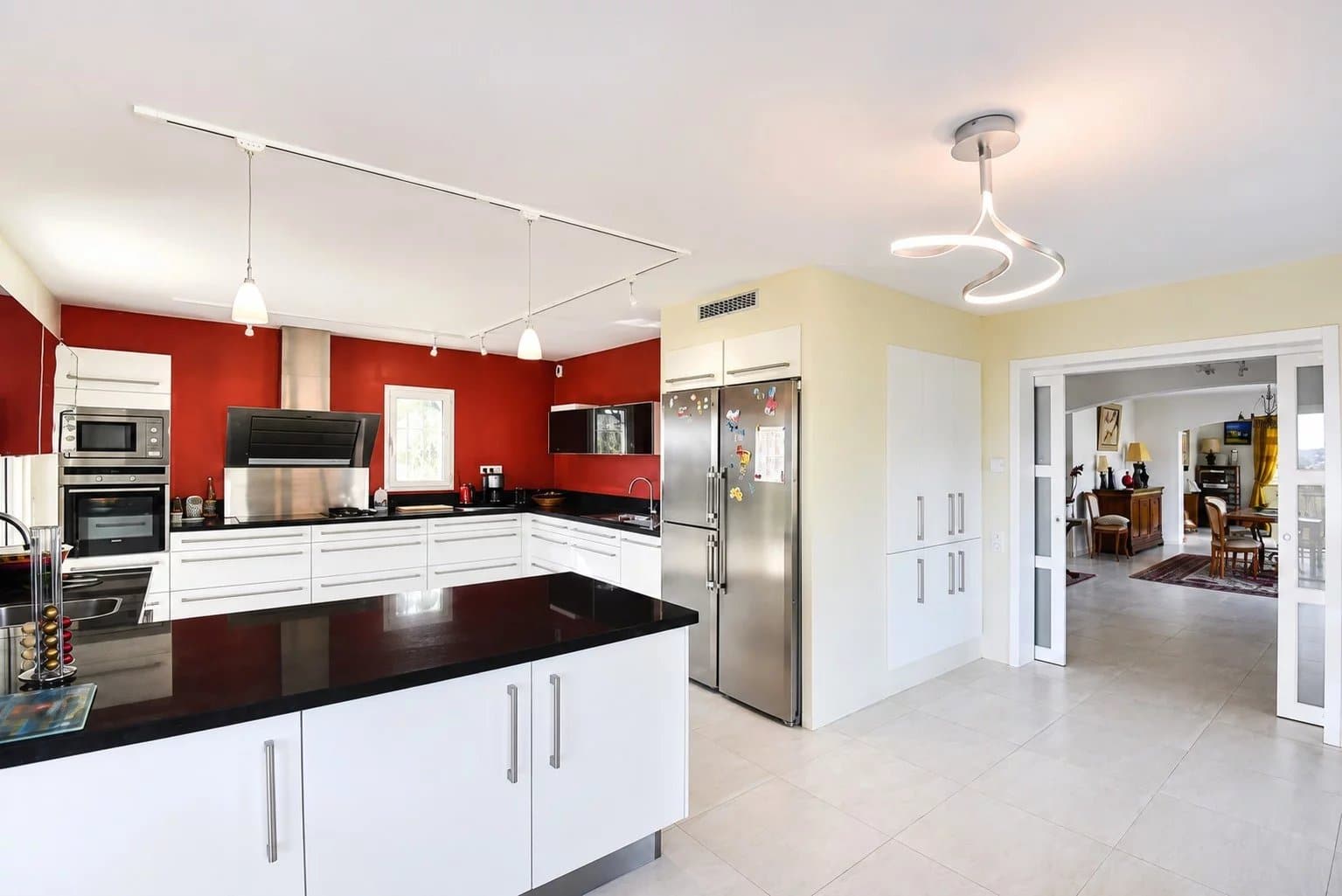Cuisine moderne d'une villa provençale avec des équipements haut de gamme.