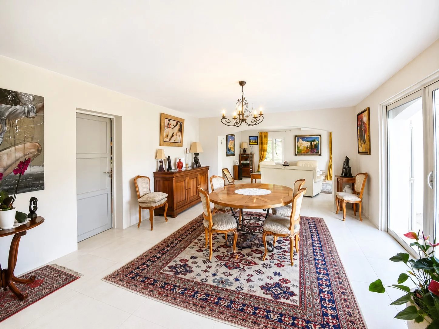 Intérieur d'une villa provençale avec salle à manger et salon lumineux.