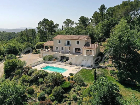 Panoramic view of a Provençal villa with swimming pool and garden in Seillans.