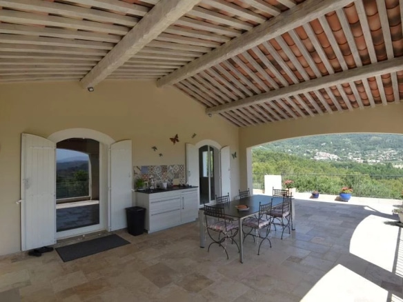 Terrasse d'une villa provençale avec vue sur la campagne à Seillans.