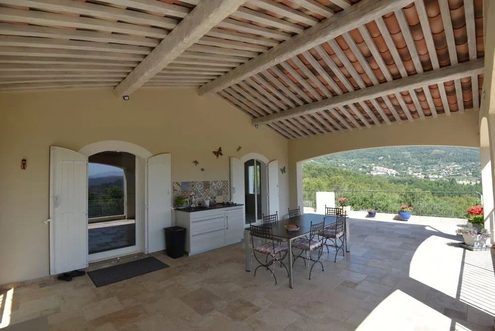 Terrasse d'une villa provençale avec vue sur la campagne à Seillans.