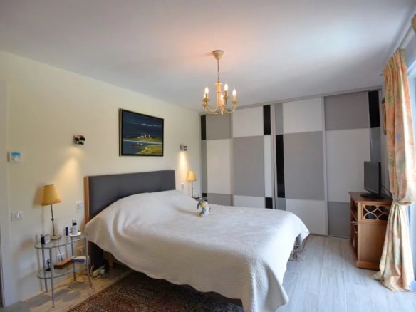 Chambre spacieuse et lumineuse dans une villa provençale à Seillans.
