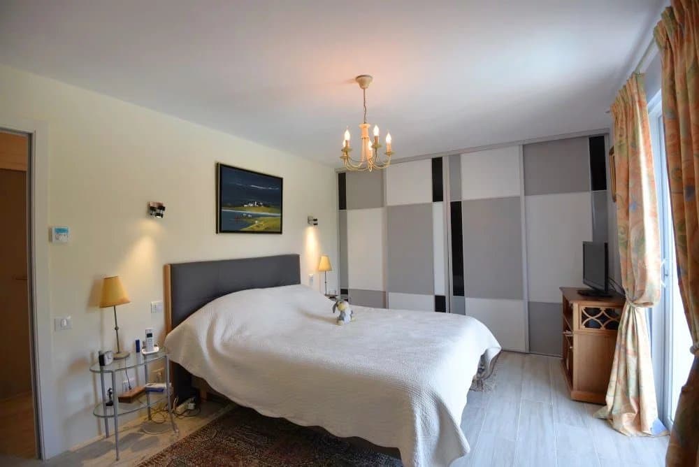 Chambre spacieuse et lumineuse dans une villa provençale à Seillans.