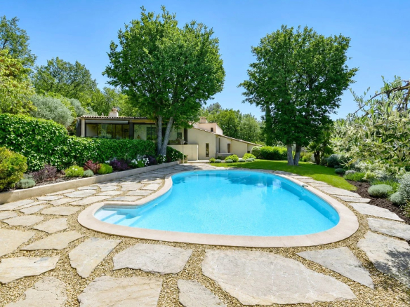 Villa avec piscine entourée de verdure à Seillans, Provence.