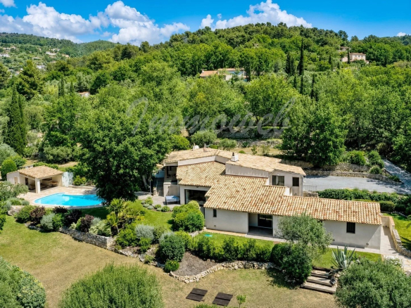 Vue aérienne d'une villa de 300 m² avec piscine et jardin à Seillans, entourée de collines et d'arbres.