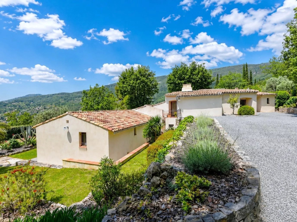 Vue d'une villa de 300 m² avec jardin, située à Seillans, entourée de collines et d'un paysage verdoyant.