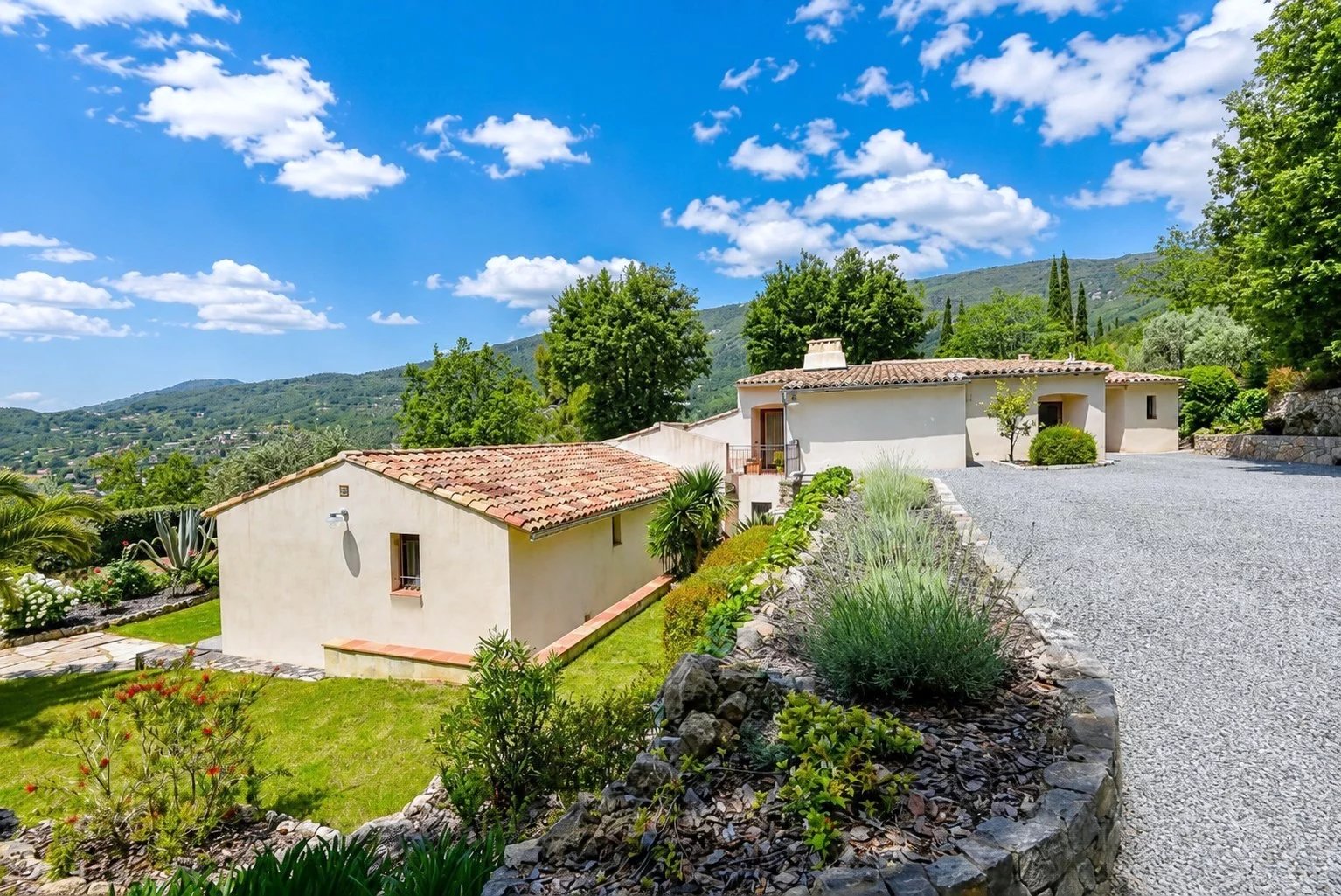 Vue d'une villa de 300 m² avec jardin, située à Seillans, entourée de collines et d'un paysage verdoyant.