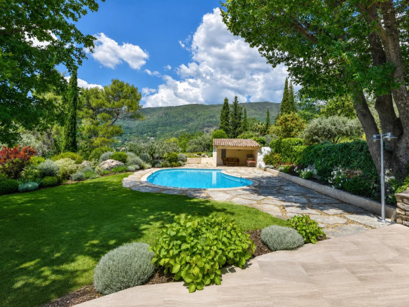 Vue d'une villa avec piscine et jardin paysager à Seillans, Provence.