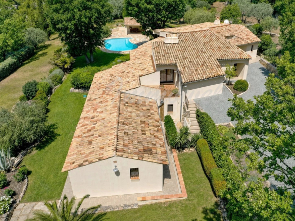 Vue aérienne d'une villa de 300 m² avec piscine et jardin à Seillans.