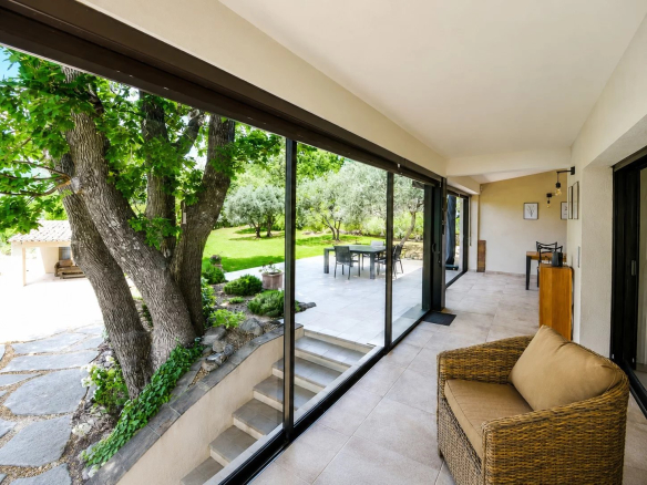 Vue intérieure d'une villa avec terrasse et jardin, Seillans