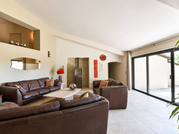 Intérieur d'une villa spacieuse avec salon et baies vitrées, Seillans.