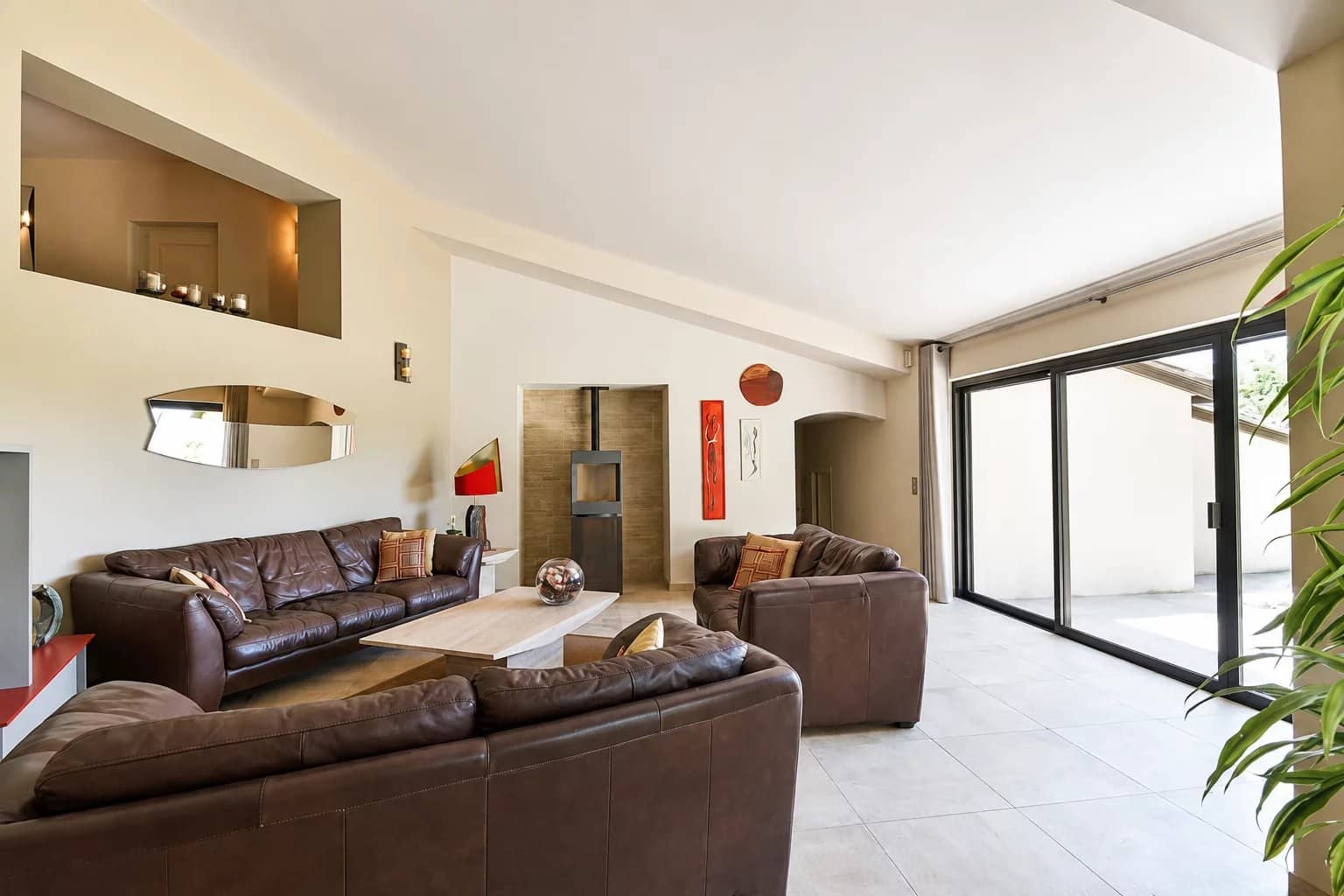 Intérieur d'une villa spacieuse avec salon et baies vitrées, Seillans.