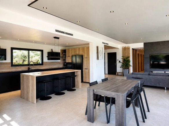 Intérieur d'une villa contemporaine à Fayence avec cuisine ouverte et salle à manger.