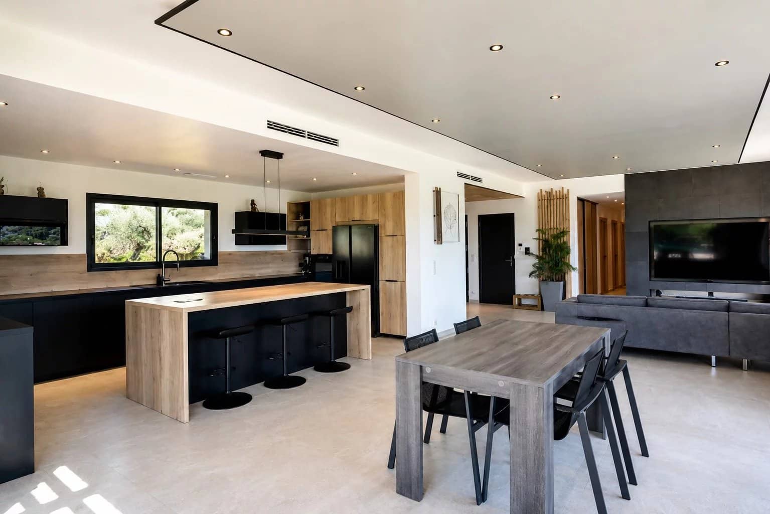 Intérieur d'une villa contemporaine à Fayence avec cuisine ouverte et salle à manger.