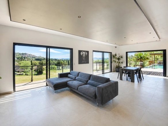 Intérieur d'une villa contemporaine avec salon lumineux et vue sur la nature à Fayence.