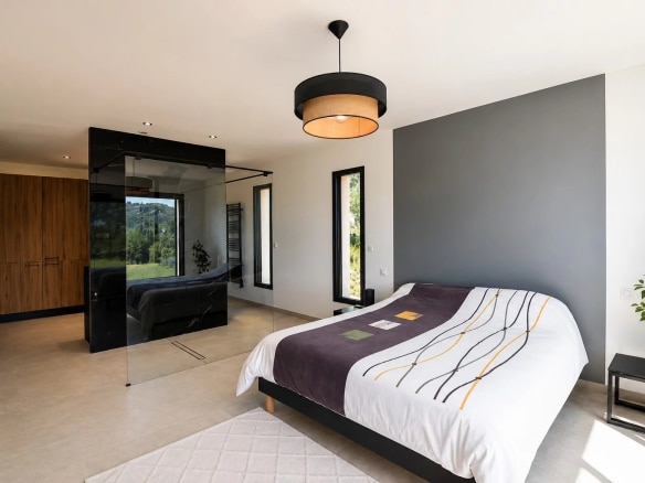 Chambre moderne d'une villa contemporaine à Fayence avec vue sur la nature.