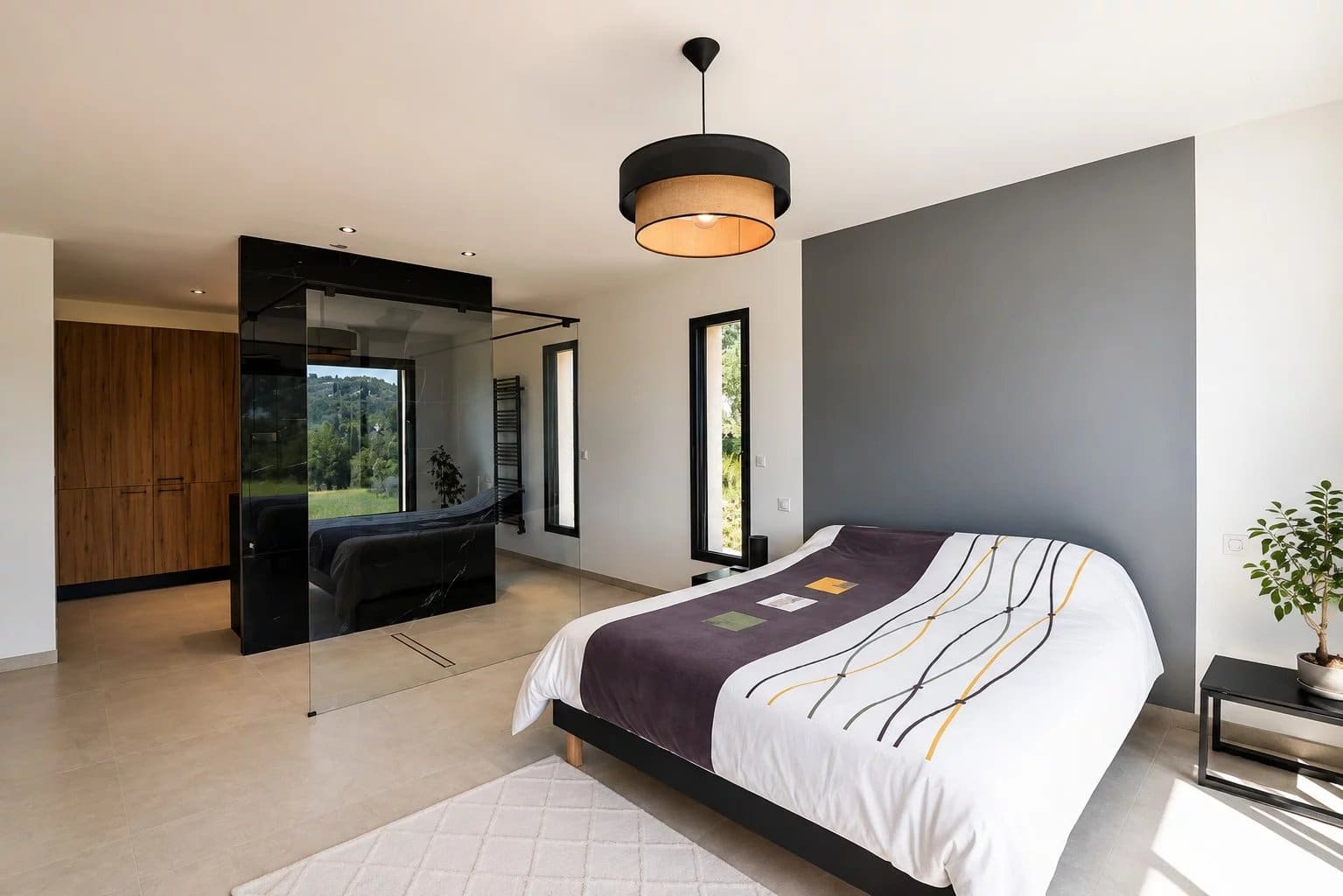 Chambre moderne d'une villa contemporaine à Fayence avec vue sur la nature.