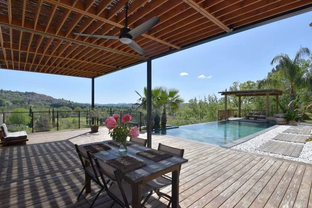 Terrasse d'une villa contemporaine avec piscine et vue sur la nature à Fayence.