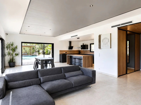Intérieur d'une villa contemporaine à Fayence avec salon et cuisine ouverte.