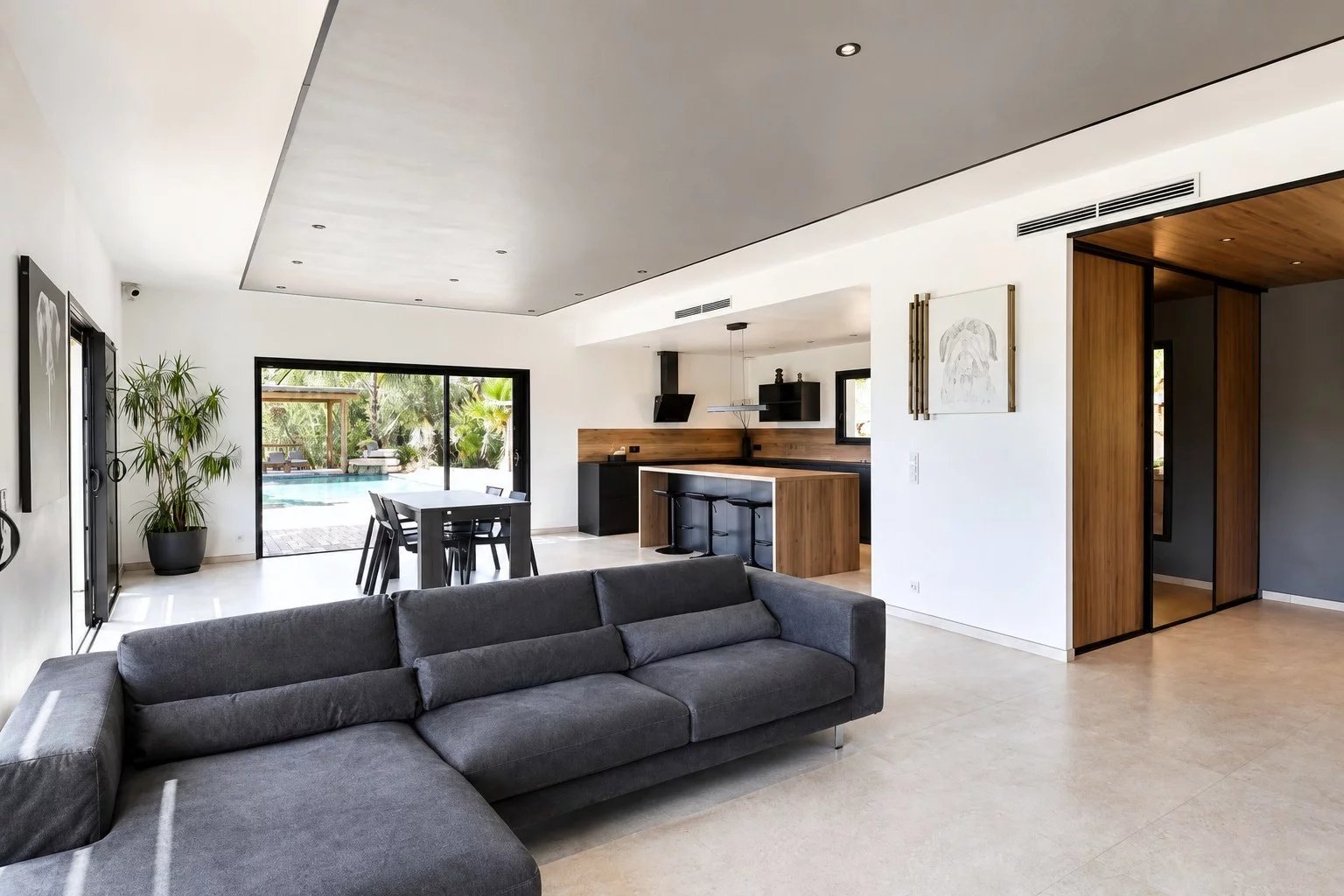Intérieur d'une villa contemporaine à Fayence avec salon et cuisine ouverte.