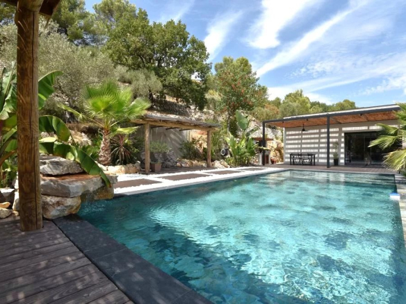 Villa contemporaine avec piscine et terrasse, entourée de verdure à Fayence.
