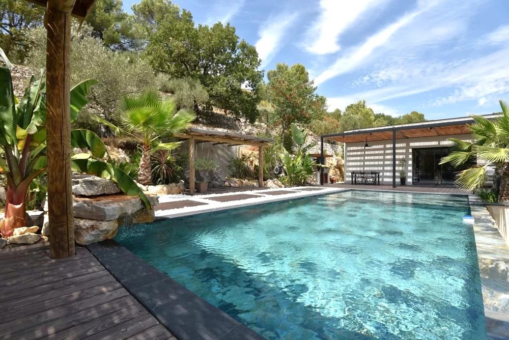 Villa contemporaine avec piscine et terrasse, entourée de verdure à Fayence.