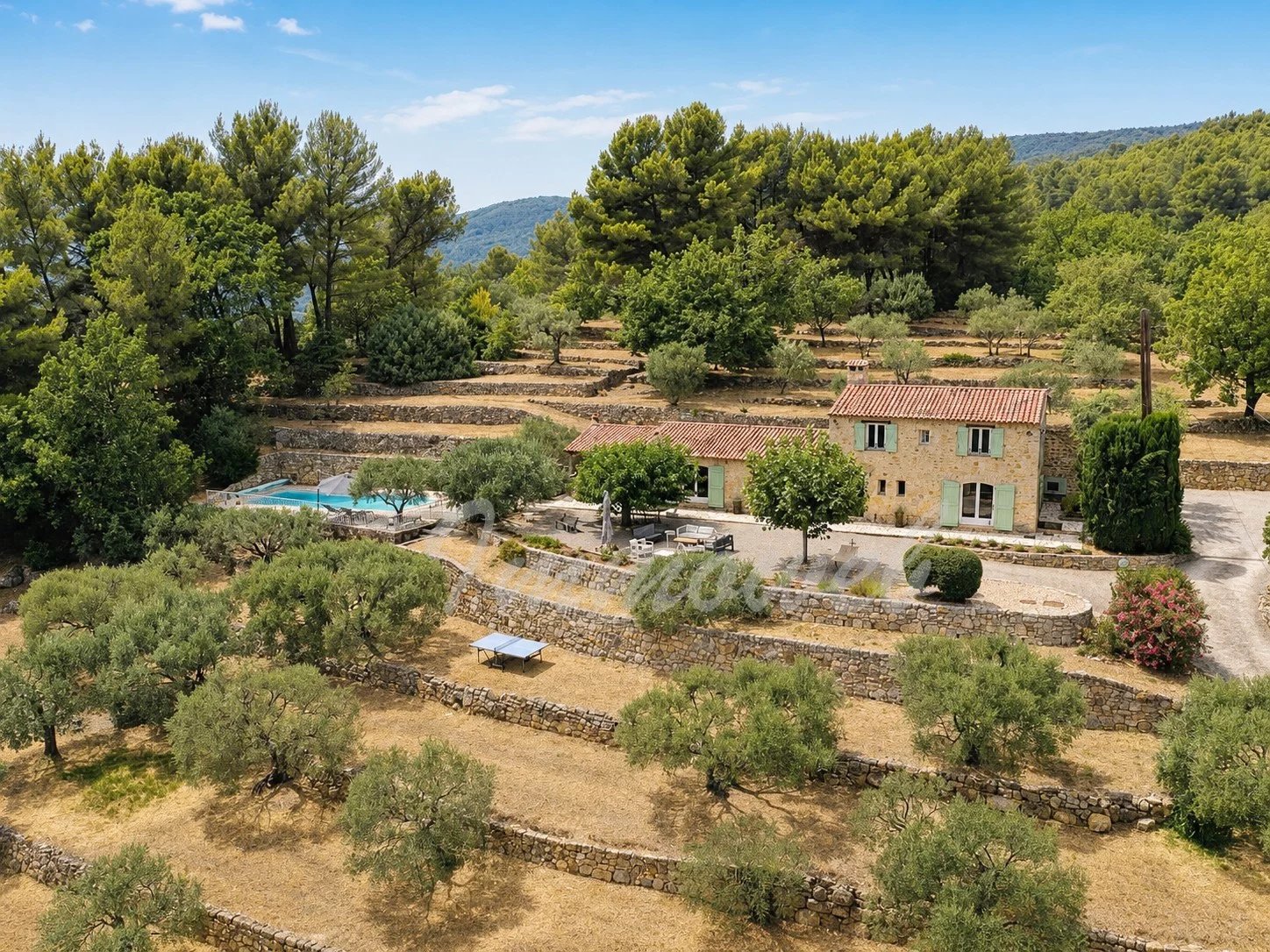 Maison en pierre avec piscine chauffée et oliveraie à Fayence, vue panoramique sur la vallée.