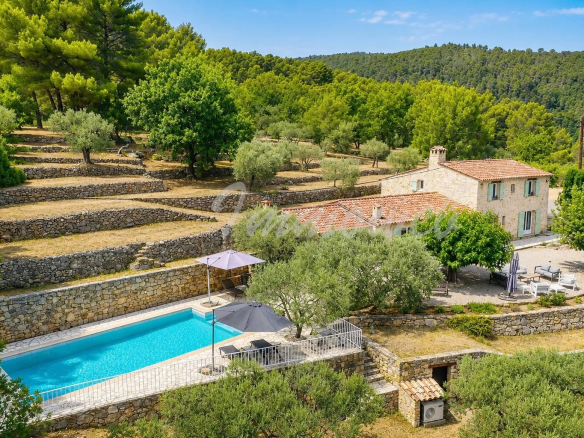 Maison en pierre avec piscine chauffée et oliveraie à Fayence, vue panoramique sur la vallée.