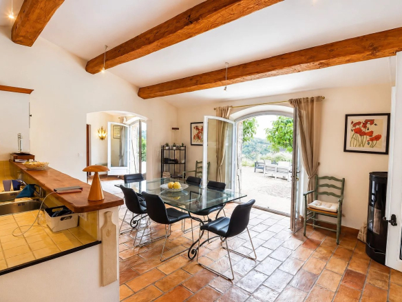 Intérieur d'une maison en pierre avec salle à manger et accès à l'extérieur, Fayence.