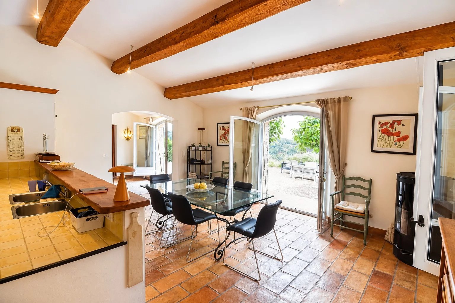 Intérieur d'une maison en pierre avec salle à manger et accès à l'extérieur, Fayence.