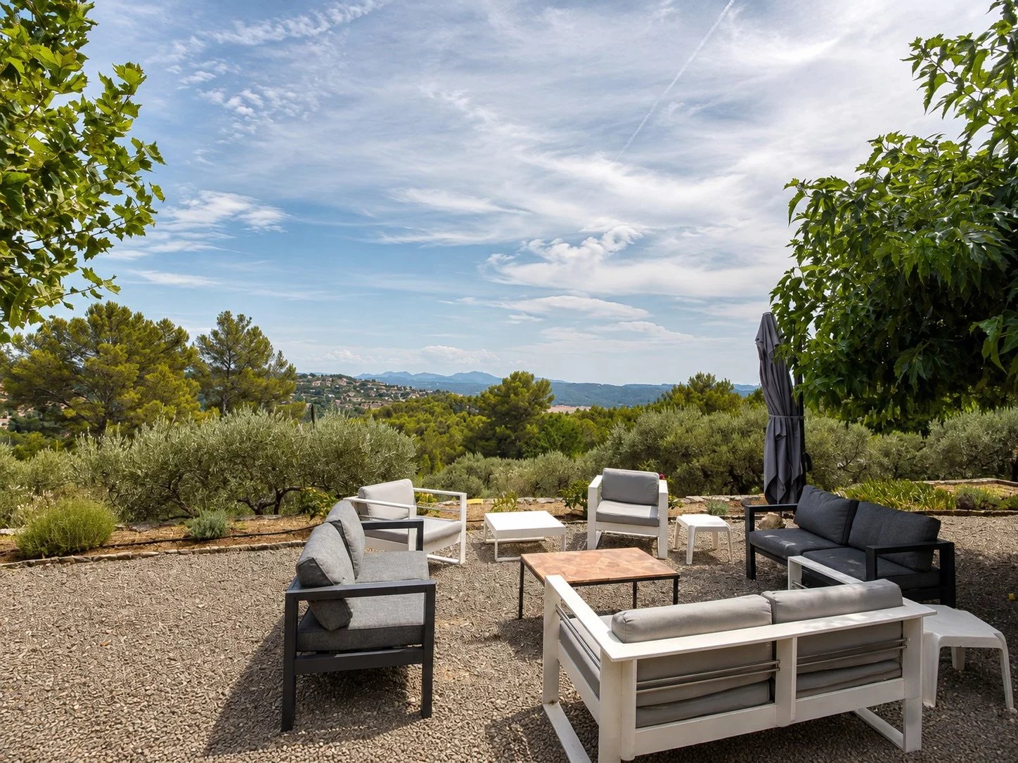 Terrasse avec mobilier de jardin et vue sur la vallée à Fayence.