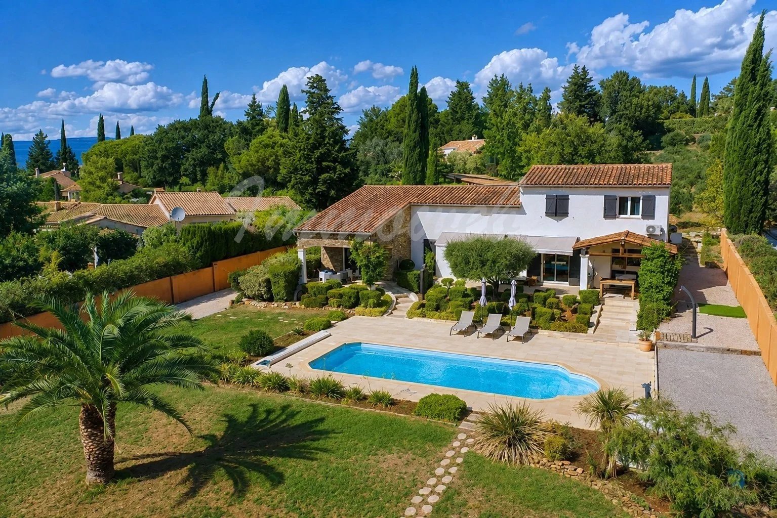 Villa de 200 m² avec piscine et jardin à Bagnols-en-Forêt, terrain de 5 200 m².