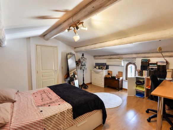 Chambre à coucher avec bureau et décoration moderne dans une villa