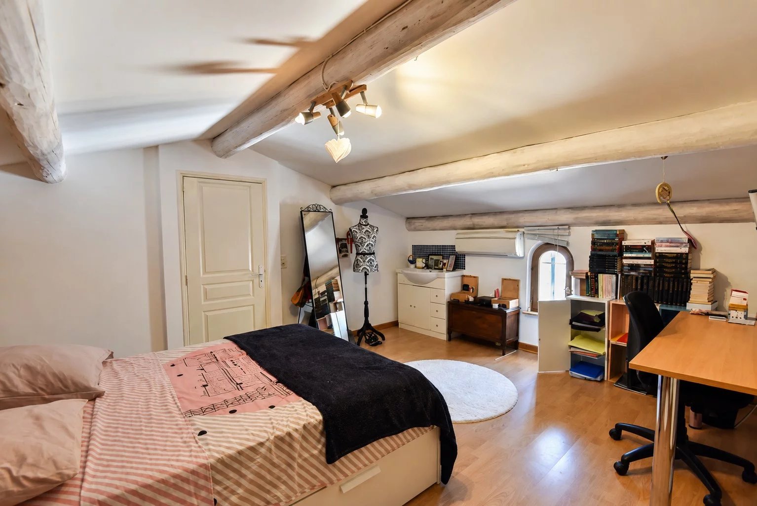 Chambre à coucher avec bureau et décoration moderne dans une villa