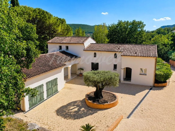 Villa avec appartement indépendant sur un terrain de 5200 m² à Bagnols-en-Forêt.