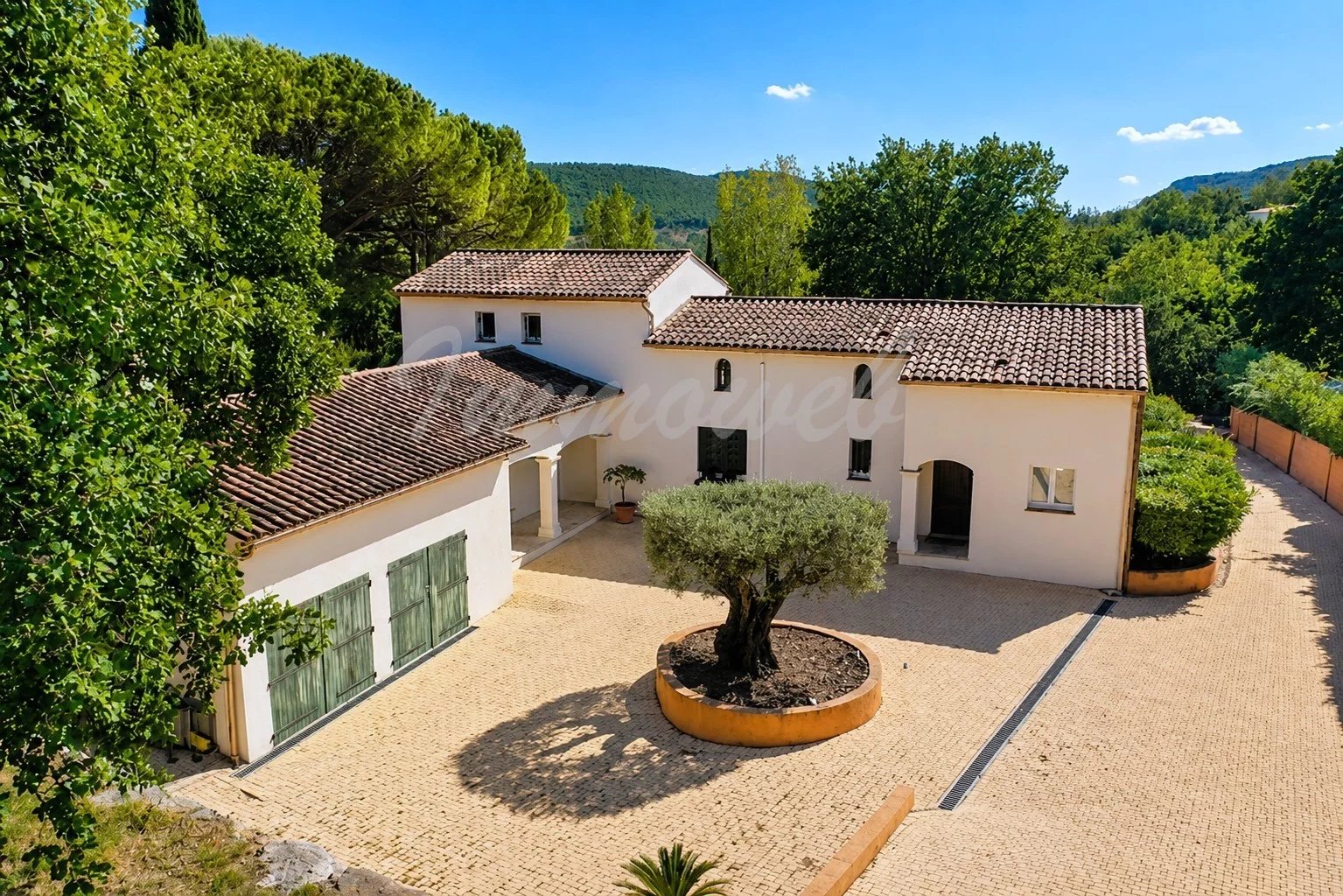 Villa avec appartement indépendant sur un terrain de 5200 m² à Bagnols-en-Forêt.