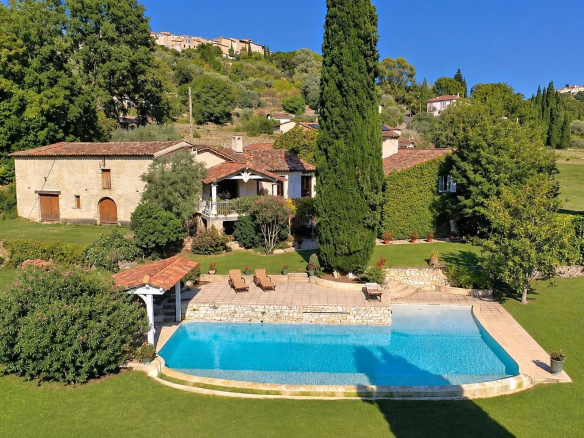 Provençal property with infinity pool and outbuildings in Callian, surrounded by greenery.