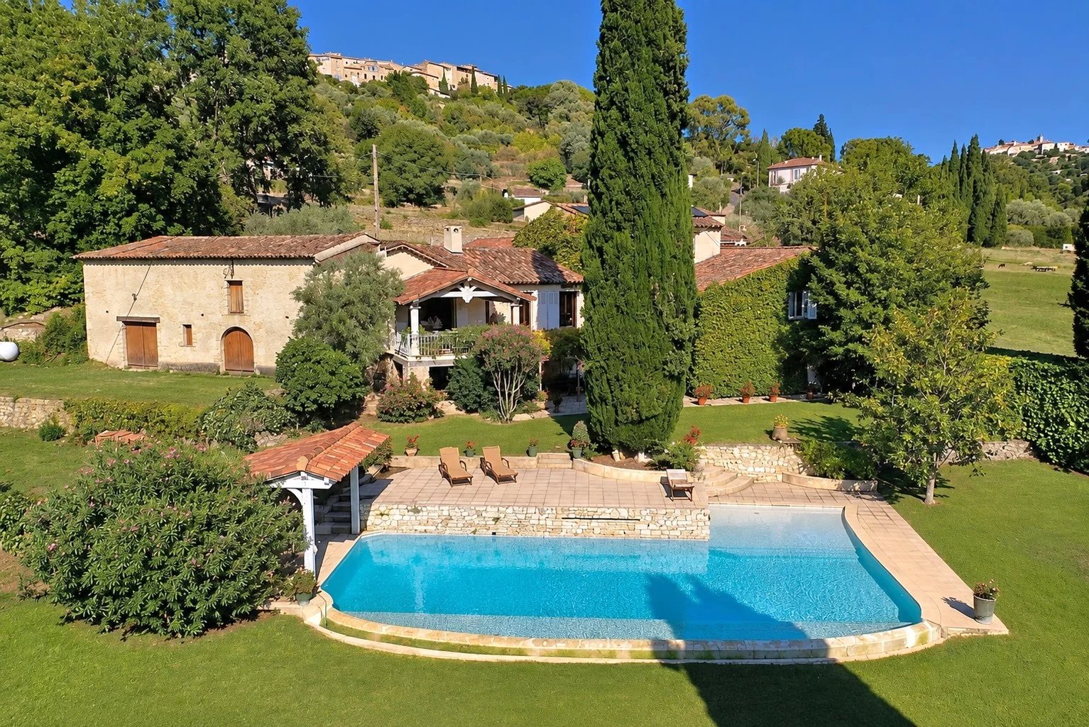 Provençal property in Callian Provençal property with infinity pool and outbuildings in Callian, surrounded by greenery.