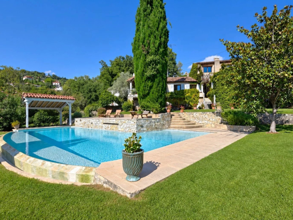 Provençal property with infinity pool and garden in Callian.