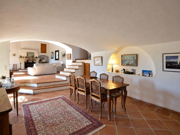 Interior of a Provençal property with a bright dining room and living room in Callian.